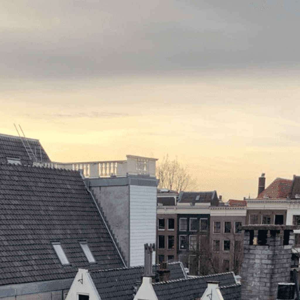 Schuine daken in de Amsterdamse binnenstad